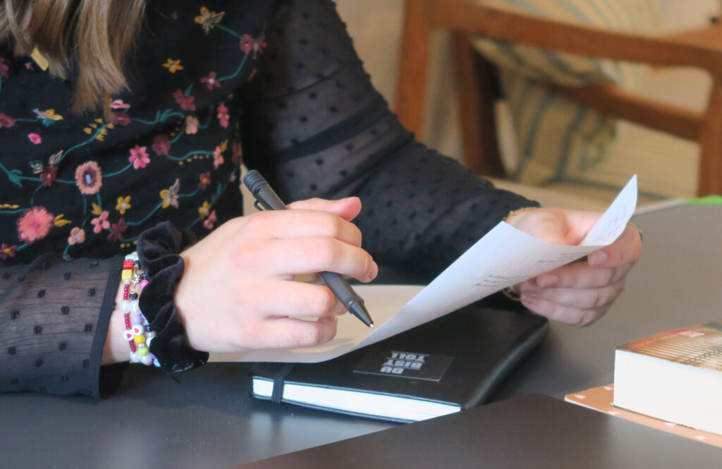 Hand einer Schreibenden