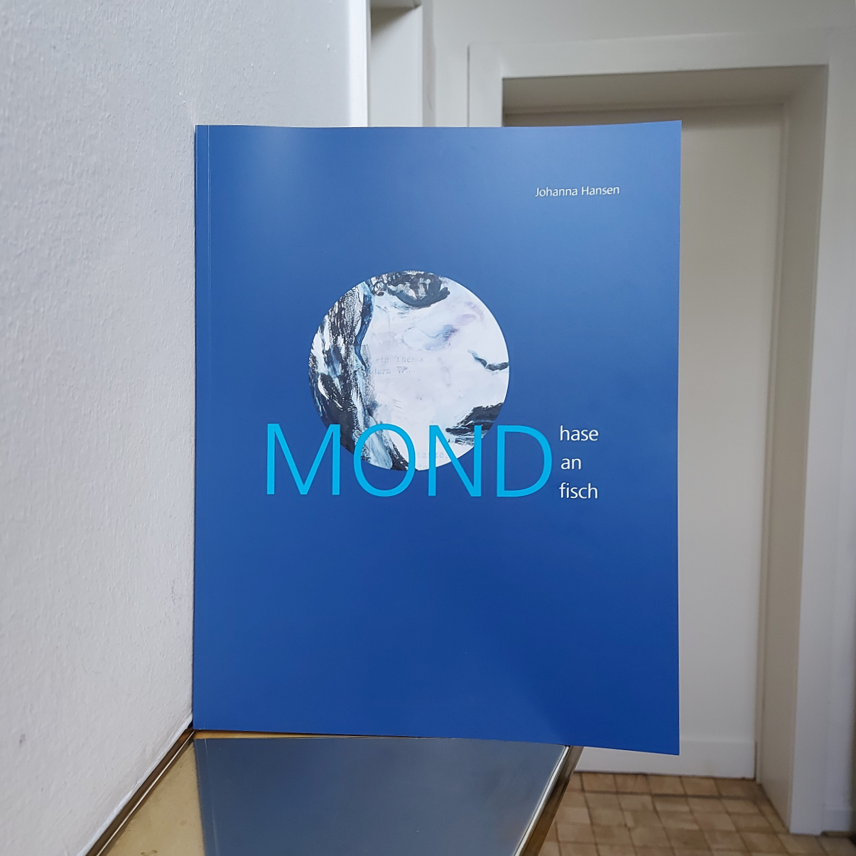 Foto des Covers von Johanna Hansens Lyrikband "Mondhase an Mondfisch"