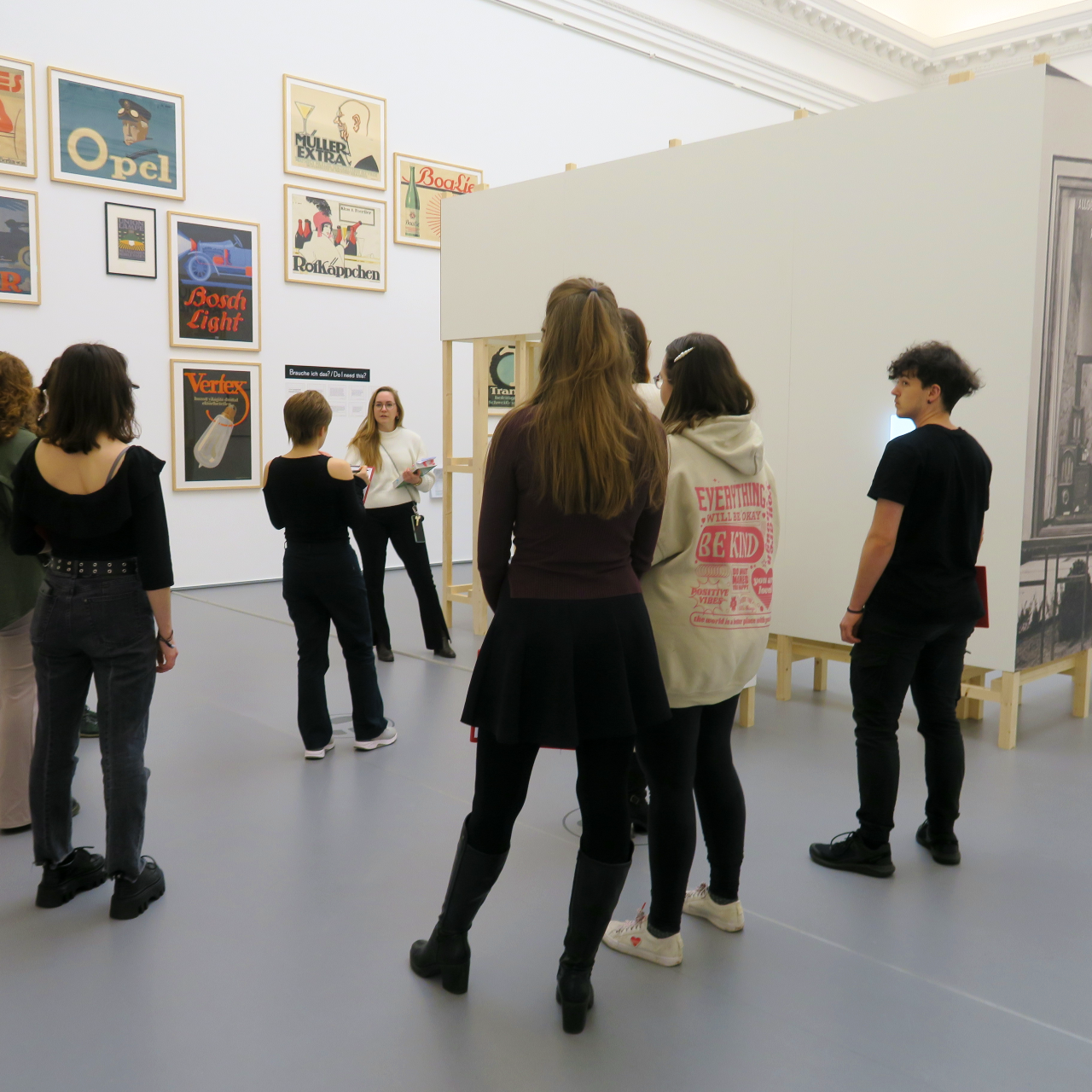 Mitglieder der Schreibwerkstatt "Satzgefüge" bei der Führung durch die Ausstellung