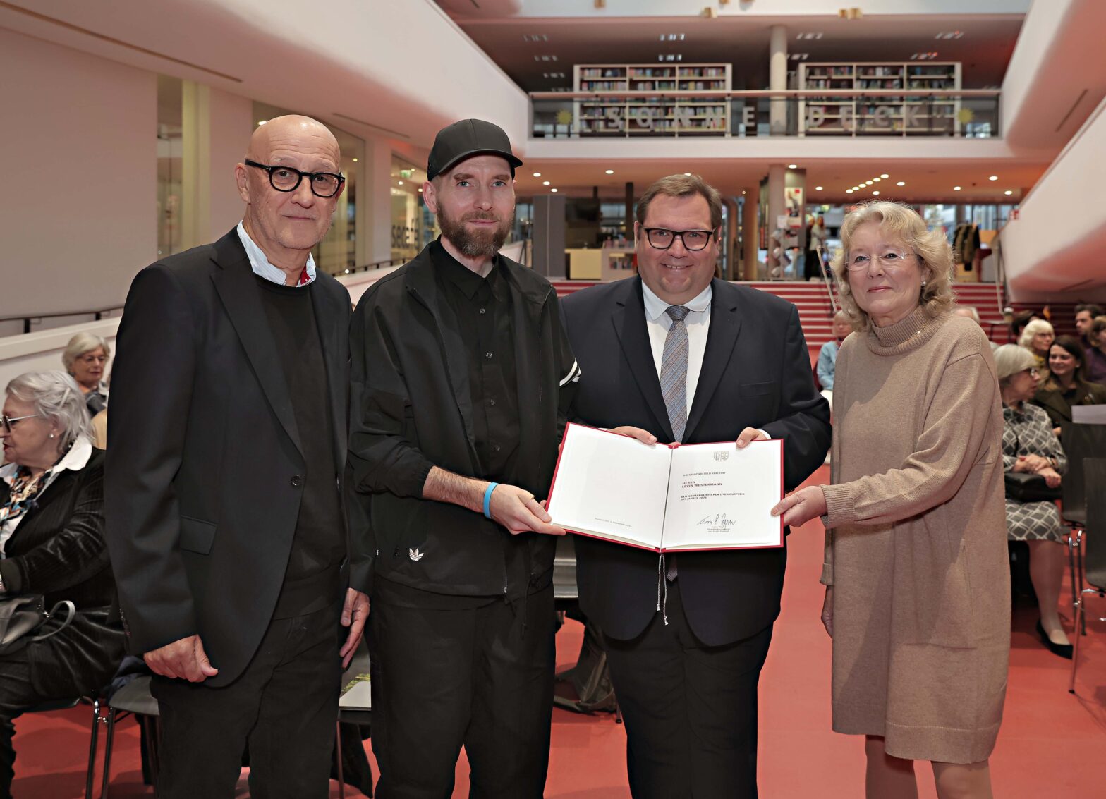 Urkundenübergabe für den Niederrheinischen Literaturpreis 2024 mit Levin Westermann, OB Frank Meyer, Juryvorsitzendem Dr. Henning Heske und Laudatorin Angela Gutzeit